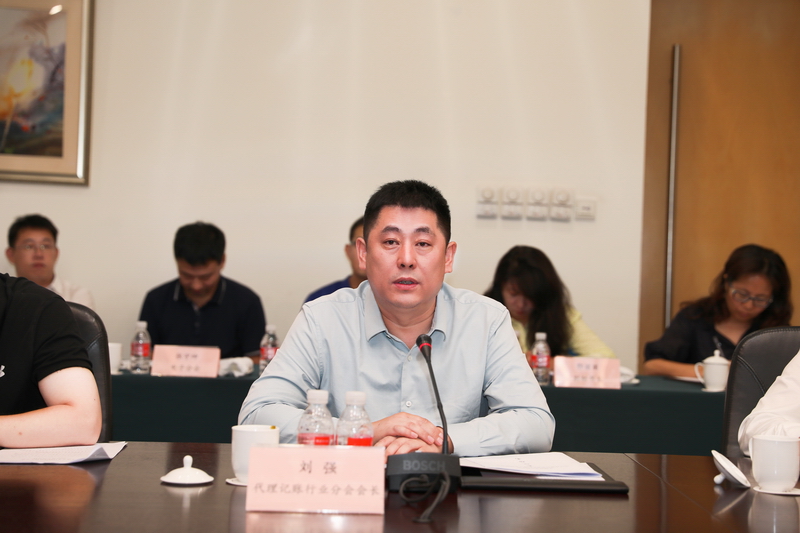 2025年度分会会长和秘书长联席会议-刘强.JPG