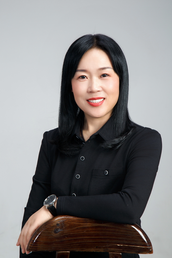 创始人形象照片--梅凤霞 - 副本.jpg